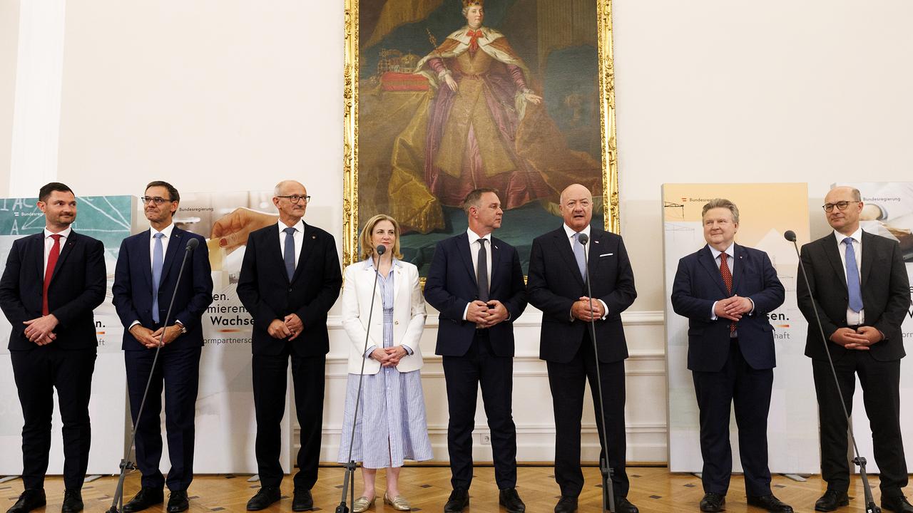 © APA/TOBIAS STEINMAURER Landesrat Peter Reichmann, LH Markus Wallner, LH Anton Mattle, Außenministerin Beate Meinl-Reisinger, Vizekanzler Andreas Babler, Bundeskanzler Christian Stocker, Städtebundpräsident Michael Ludwig und Gemeindebundpräsident Johannes Pressl am Mittwoch, 01. Juli 2026 anl. einer PK zur Reformpartnerschaft im Bundeskanzleramt in Wien