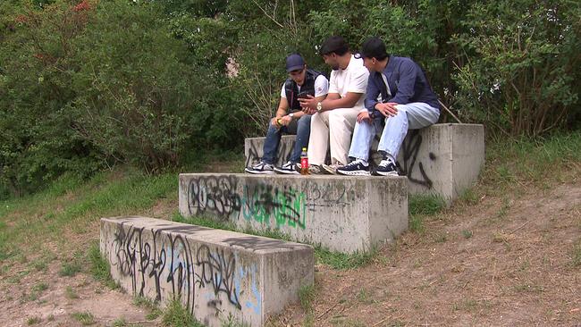 © ORF Report0901 Drei Jugendliche mit Migrationshintergrund auf einer Stufe sitzend