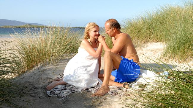 Im Bild: Nach einem wunderschönen Tag am Meer gesteht Nicholas (Jochen Horst) Kate (Denise Zich) seine Liebe.