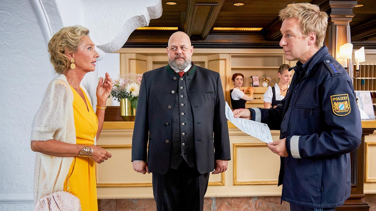 Beatrice Böttcher schildert Polizeihauptmeister Mohr, wie sie den ermordeten Ludwig Kärger aufgefunden hat.