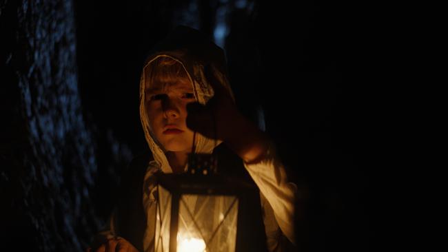 © ORF/ AlphaVision Ein Bub trägt eine Laterne, rund um ihn ist es dunkel im Bergstollen