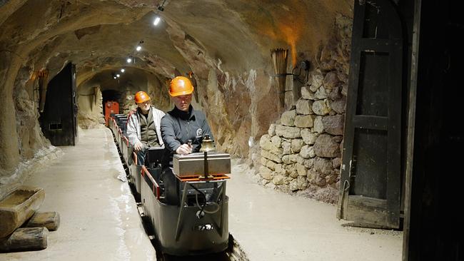 © ORF/ AlphaVision Max Müller fährt zusammen mit Florian Ledermaier mit der Grubenbahn in den Stollen ein