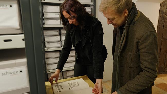© ORF/ AlphaVision Max Müller blickt mit Stadtarchivarin Ursula Kirchner in ein altes Buch