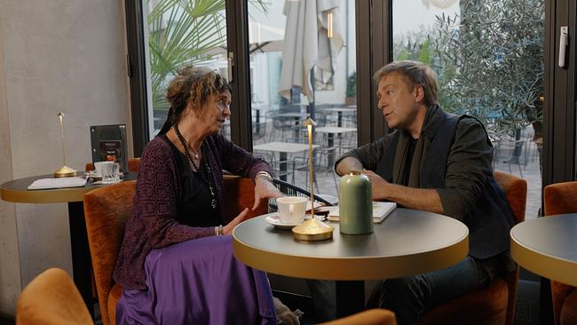 © ORF/ AlphaVision Max Müller im Gespräch mit Ethnologin Andrea Aschauer