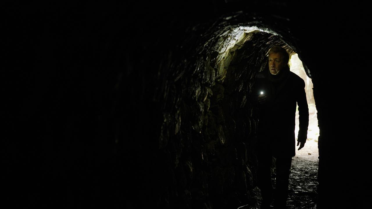 © ORF/ AlphaVision Max Müller im Bergstollen, in der Hand hält er eine Taschenlampe
