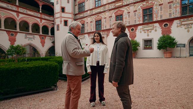 Max Müller im Gespräch mit Schlossherr Ulrich Goess-Enzenberg und seiner Tochter Vittoria