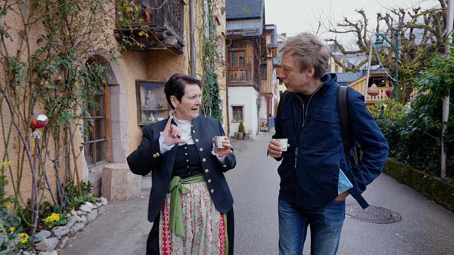 Max Müller und die Autorin Ursula Rohrweck spazieren durch Hallstatt