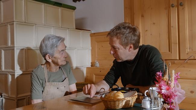 © ORF/ AlphaVision Max Müller im Gespräch mit Gastwirtin Hilde Schwaighofer