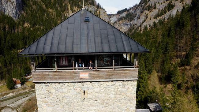 Max Müller und Burgführer Josef Gruber auf einem Turm der Burg Klammstein