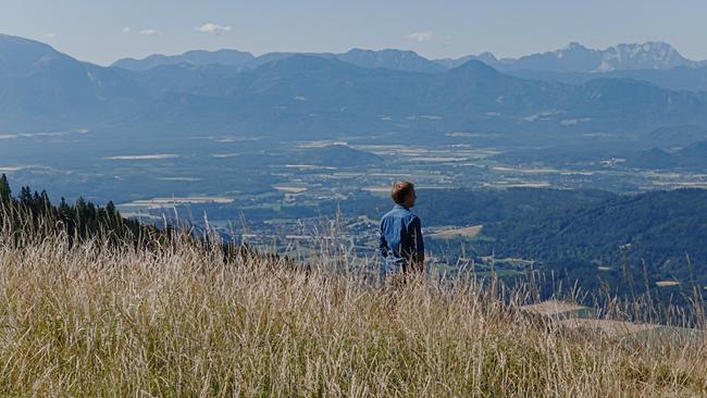 Max Müller am Zauberkogel, blickt in die Landschaft