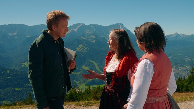 © ORF/ AlphaVision Max Müller im Gespräch mit den beiden Sagenerzählerinnen Gisela Schinzel-Penth und Henny Schübel
