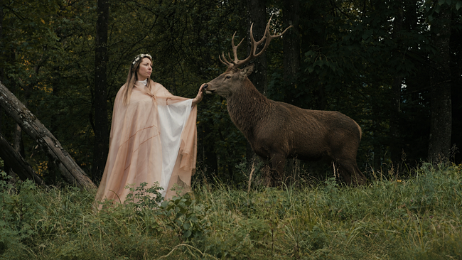 © ORF/ AlphaVision Die Fee vom Höllental mit einem Hirsch, der neben ihr steht
