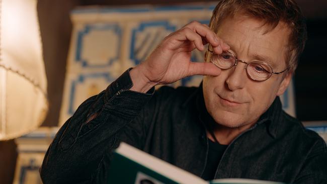 Max Müller liest in einem Sagenbuch