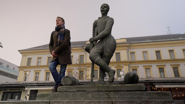 Max Müller neben dem Denkmal "Der steinerne Fischer" 