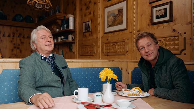 Max Müller im Gespräch mit Wirt Franz-Josef Sauper in dessen Gasthaus