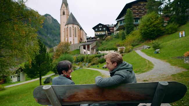 Max Müller im Gespräch mit Religionslehrerin Maria Pichler, im Hintergrund ist der Ort Heiligenblut zu sehen