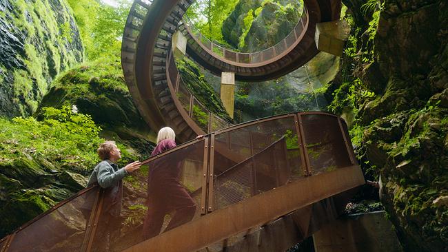 Max Müller mit Eveline Huber auf einer Treppe in der Liechtensteinklamm