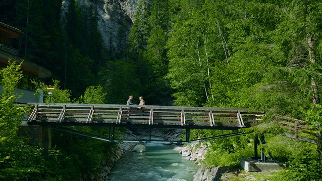 Max Müller im Gespräch mit Hans Schwaiger auf einer Brücke