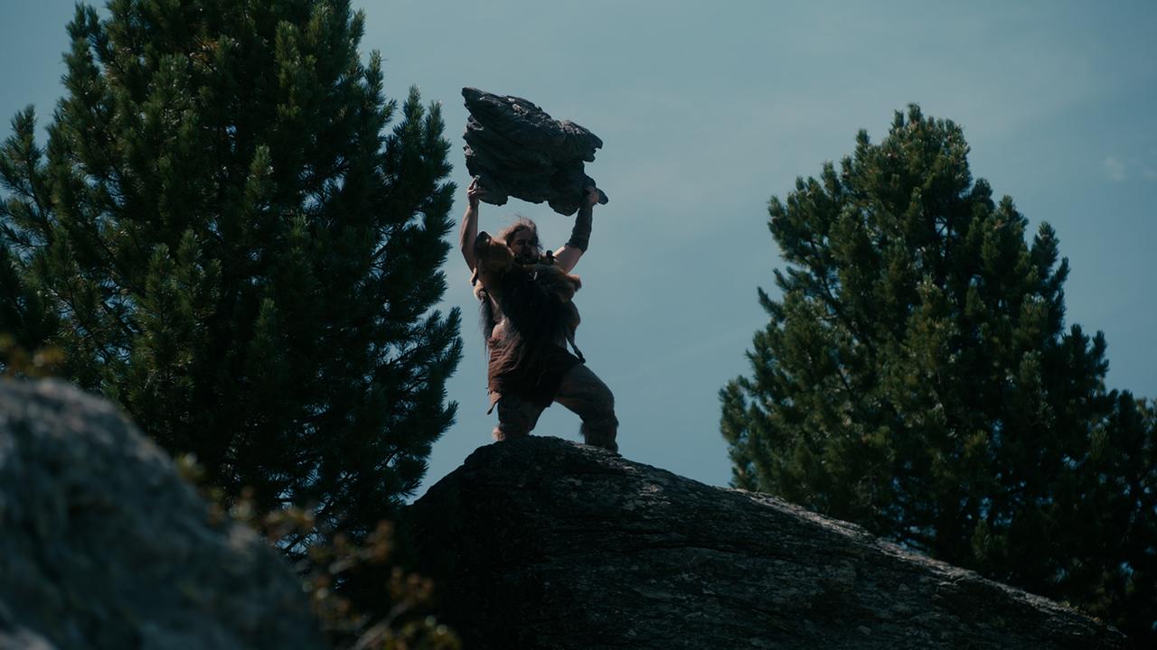 © ORF/ AlphaVision Der Riese vom Glungezer wirft einen großen Felsbrocken ins Tal
