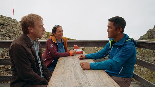 © ORF/ AlphaVision Max Müller im Gespräch mit Hüttenwirt Tshering Lama Sherpa und Alpinreferentin Marie-Luise Giner