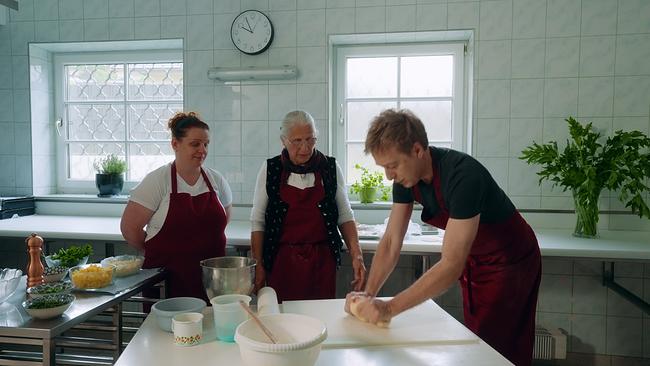Max Müller im Gespräch mit Daniela und Brunhilde Plassnegger in deren Küche