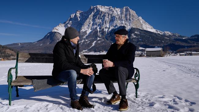 Max Müller im Gespräch mit Sagenexperte Peter Linser