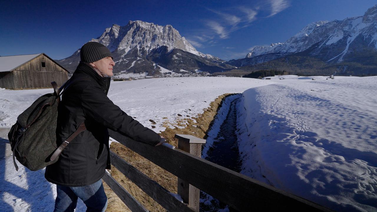 Max Müller blickt in die Landschaft