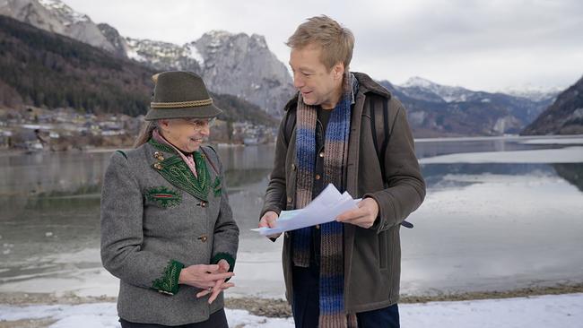 Max Müller im Gespräch mit Sagenexpertin Monika Gaiswinkler am Ufer des Grundlsees