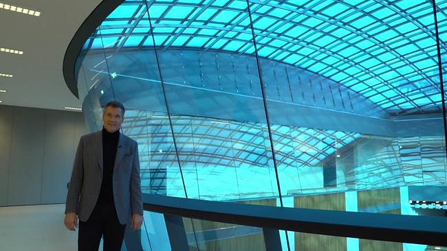 Armin Assinger beim neu errichteten Glasrundgang im Parlament