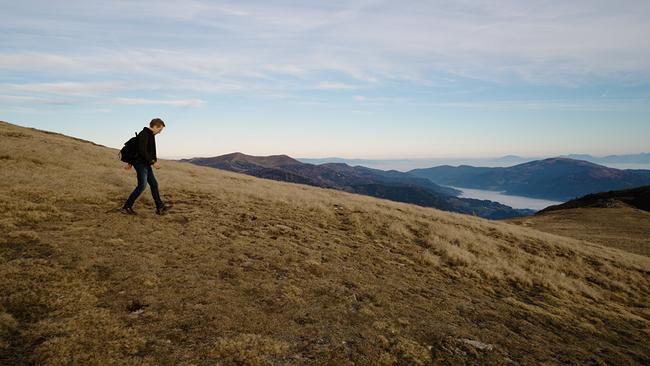 Max Müller wandert vom Berggipfel des Mirnock hinunter ins Tal