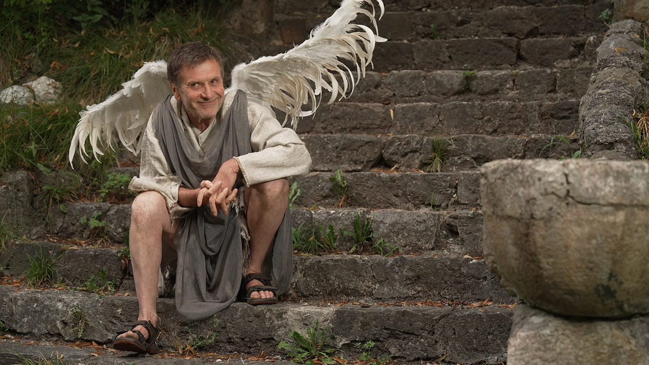 © ORF Tirol/Ferdinand Cibulka Schauspieler Markus Völlenklee als Engel bei den Schlossbergspielen Rattenberg.