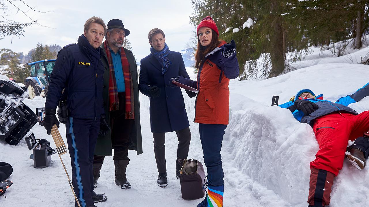 Pathologin Mai und Polizeihauptmeister Mohr informieren die Kommissare über ihre ersten Untersuchungsergebnisse.