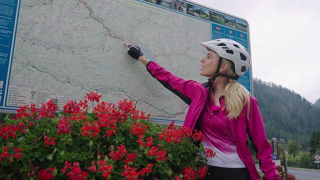 Silvia Schneider entlang des Alpe Adria Radweges