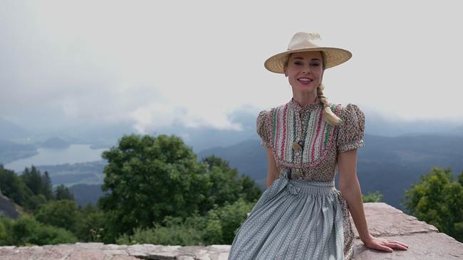 Silvia Schneider hoch über dem Wolfgangsee