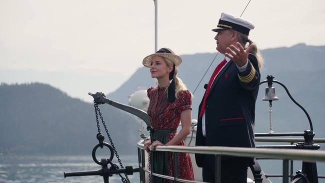 Silvia Schneider mit Kapitän Mario Mischelin auf dem Schiff