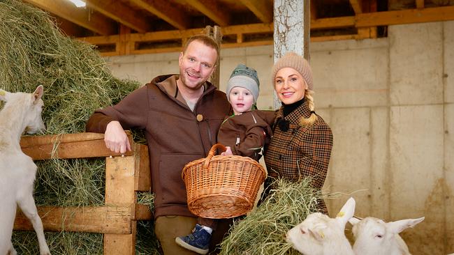 © Silvia Schneider GmbH Michael Mandl, Sohn Fabian und Silvia Schneider im Ziegenstall