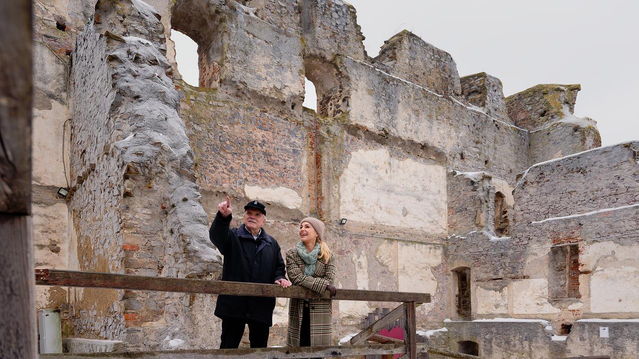 © Silvia Schneider GmbH Peter Wanek, Silvia Schneider in der Burgruine