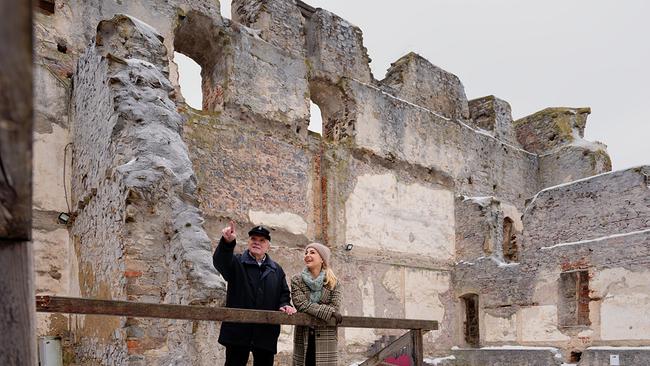 © Silvia Schneider GmbH Peter Wanek, Silvia Schneider in der Burgruine
