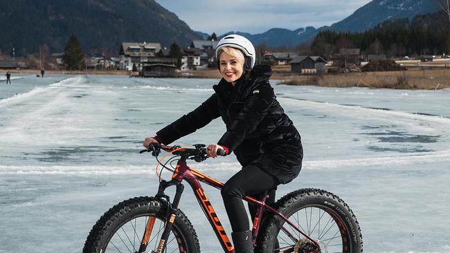 Silvia Schneider mit dem Fatbike auf dem Weissensee