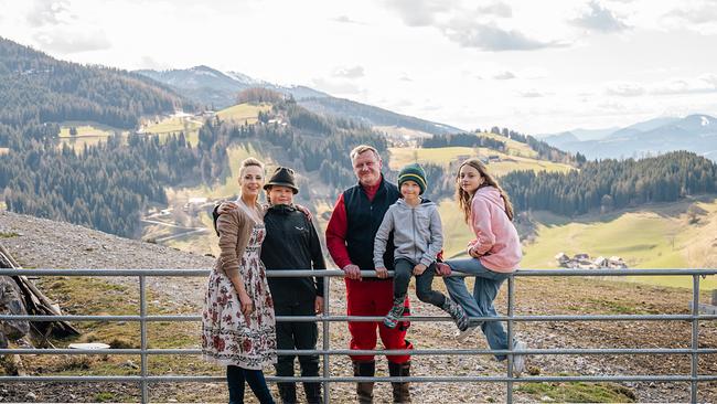 © Silvia Schneider GmbH/S. Baker Silvia Schneider mit Familie Percht