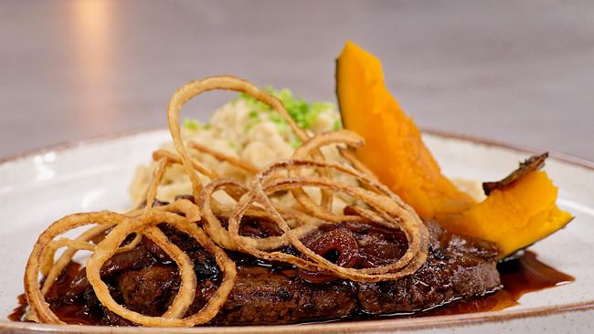 Zwiebelrostbraten vom Hirsch, schwarze Nuss, grüner Hokkaidokürbis & Roggenspätzle