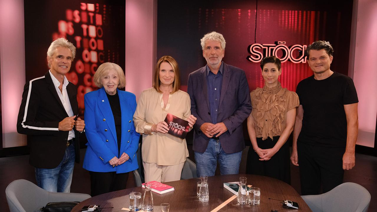 © ORF/Günther Pichlkostner Thomas Brezina, Erika Freeman, Moderatorin Barbara Stöckl, Dirk Stermann, Zeynep Buyraç und Andreas Marlovits stehen vor einem runden Tisch
