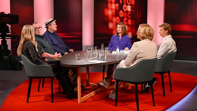 © Moderatorin Barbara Stöckl am Tisch mit ihren Gästen