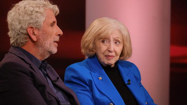 © ORF/Günther Pichlkostner Psychoanalytikerin Erika Freeman sieht Moderator Dirk Stermann beim Reden zu