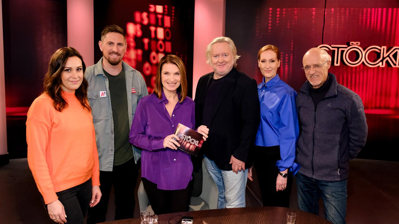 © ©ORF/Günther Pichlkostner Marina Franz, Max Franz, Moderatorin Barbara Stöckl, Gregor Seberg, Nicole Beutler und Toni Innauer stehend im Stöckl-Studio