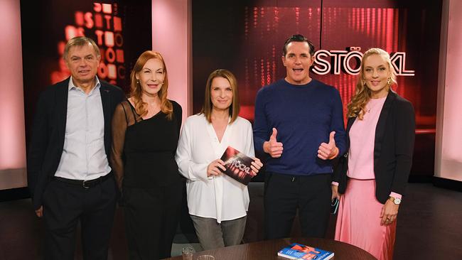 Gerhard Jelinek, Ute Lemper, Moderatorin Barbara Stöckl, Philipp Jelinek und Lilian Klebow stehen im STÖCKL Studio
