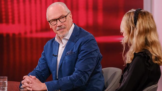 © ORF/Günther Pichlkostner Siegfried Meryn hört Patricia Poelzl beim Sprechen zu