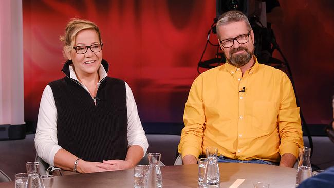 © ORF/Günther Pichlkostner Monica Weinzettl und Gerold Rudle sitzen am Tisch