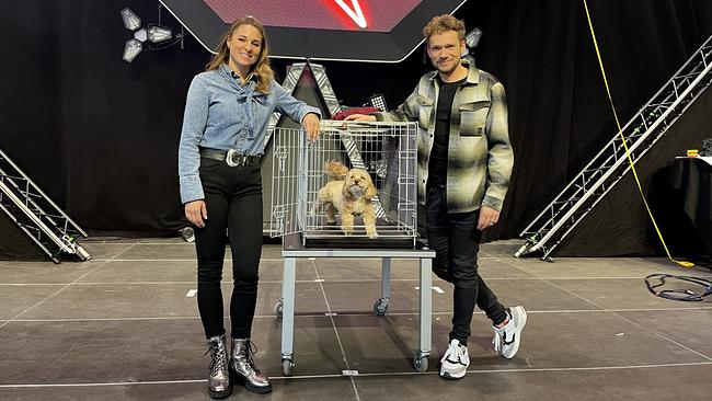 Amélie vanTass und Thommy Ten mit Hund Koni