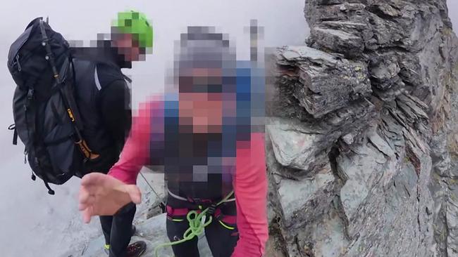 © Quelle: Instagram szuki_85 Zwei Bergwanderer auf einem schmalen Grad auf dem Großglockner, einer geht frontal auf den Betrachter zu und streckt seine Hand aus